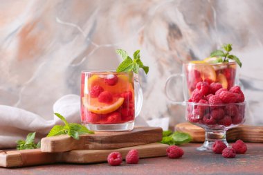 Masada bir fincan soğuk ahududu çayı