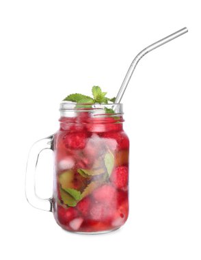 Mason kavanozu beyaz arka planda soğuk ahududu çayı