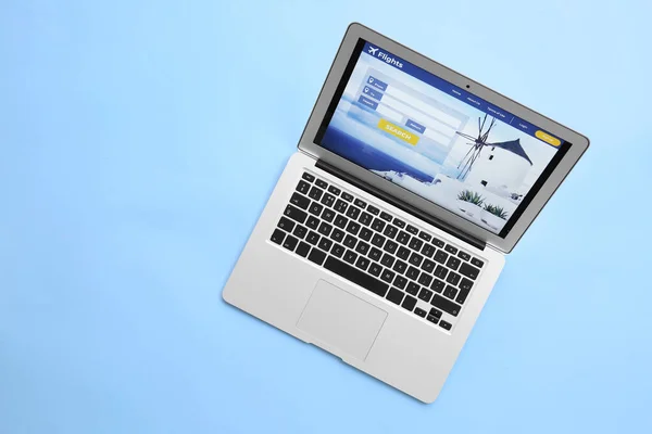 彩色背景的现代笔记本电脑 网上预订的概念 — 图库照片