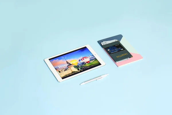 Tablette Moderne Documents Sur Fond Couleur Concept Réservation Ligne — Photo