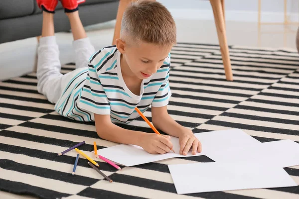 Leuke Kleine Jongen Tekening Thuis — Stockfoto