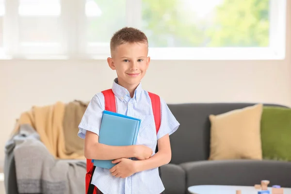 Schattige Kleine Schooljongen Thuis — Stockfoto