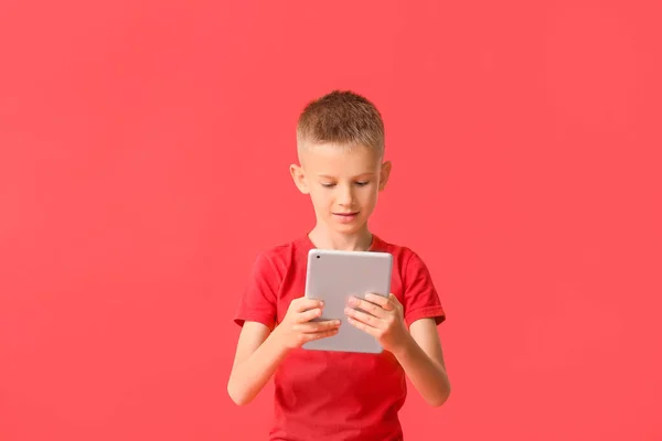 Schattig Jongetje Met Tablet Computer Kleur Achtergrond — Stockfoto