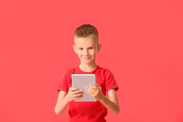 Schattig Jongetje Met Tablet Computer Kleur Achtergrond — Stockfoto