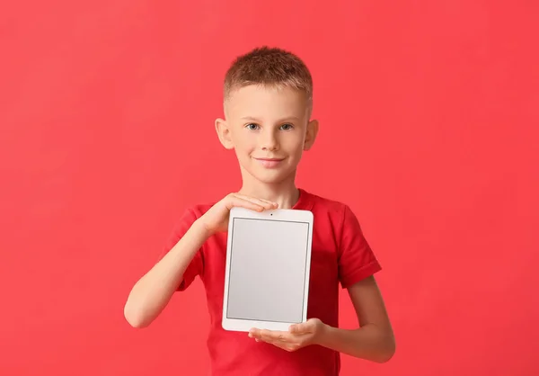 Lindo Niño Pequeño Con Computadora Tableta Fondo Color —  Fotos de Stock