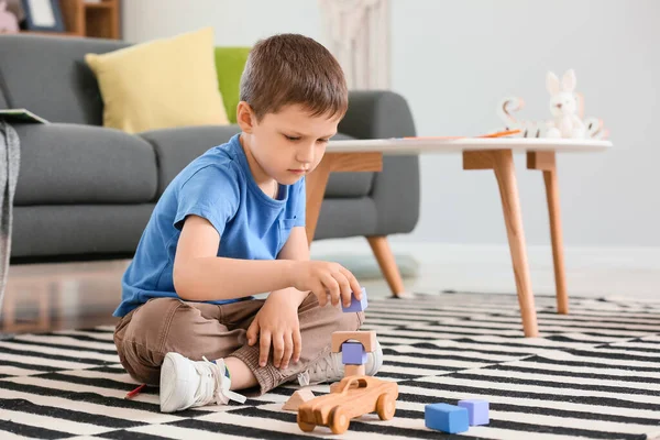 Söt Liten Pojke Leker Hemma — Stockfoto