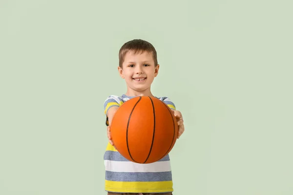 Anak Kecil Yang Lucu Dengan Bola Latar Belakang Warna — Stok Foto