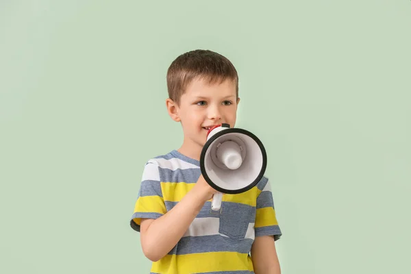 Menino Bonito Com Megafone Fundo Cor — Fotografia de Stock