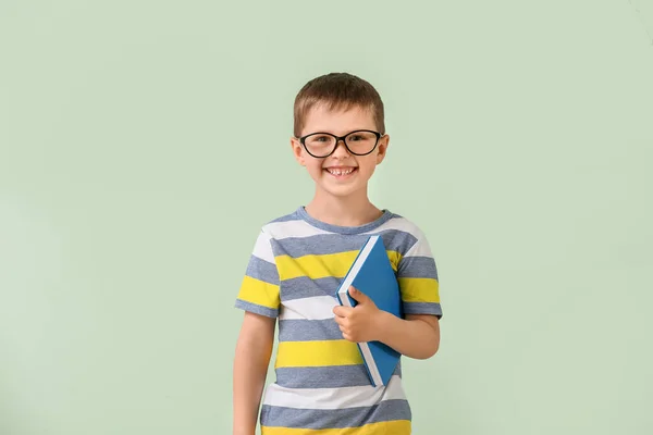 Söt Liten Pojke Med Bok Färg Bakgrund — Stockfoto