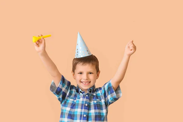 Χαριτωμένο Μικρό Αγόρι Κόμμα Καπέλο Στο Φόντο Χρώμα — Φωτογραφία Αρχείου