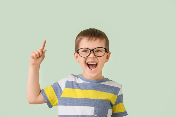 Lindo Niño Pequeño Con Dedo Índice Levantado Fondo Color —  Fotos de Stock