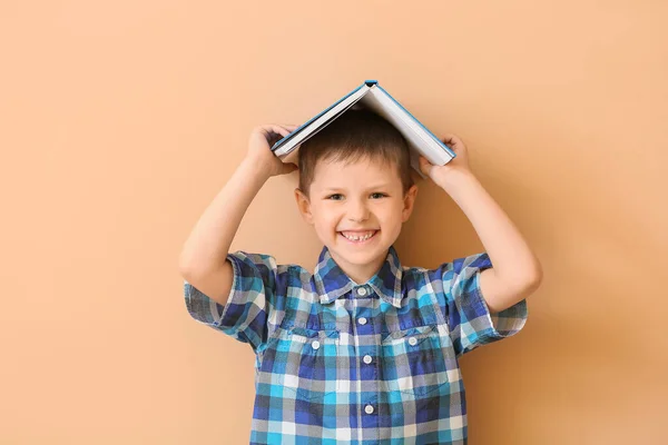 Söt Liten Pojke Med Bok Färg Bakgrund — Stockfoto