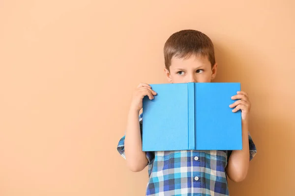Netter Kleiner Junge Mit Buch Auf Farbigem Hintergrund — Stockfoto