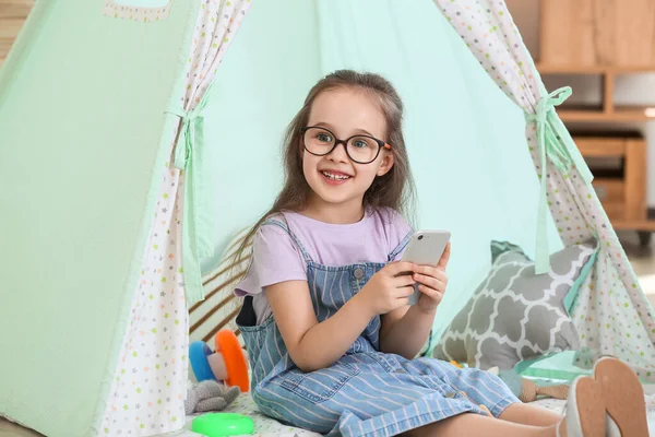 Söt Liten Flicka Med Mobiltelefon Hemma — Stockfoto