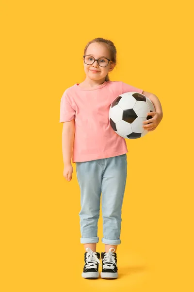 Petite Fille Mignonne Avec Ballon Football Sur Fond Couleur — Photo