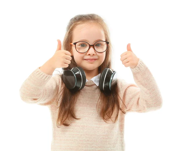 Χαριτωμένο Κοριτσάκι Ακουστικά Που Δείχνει Τον Αντίχειρα Λευκό Φόντο — Φωτογραφία Αρχείου