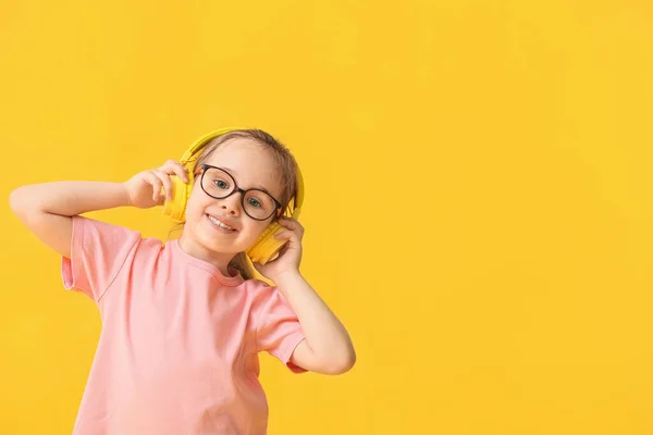 Renkli Arka Planda Müzik Dinleyen Tatlı Küçük Kız — Stok fotoğraf
