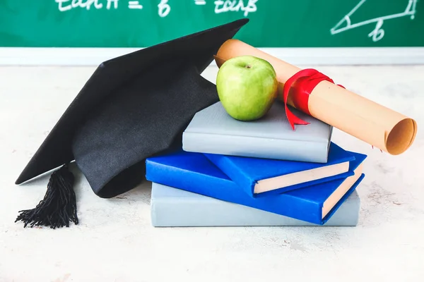Graduation Hat Books Apple Diploma Table Classroom — Stock Photo, Image