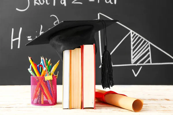 Afstudeerhoed Boeken Schrijfwaren Diploma Tafel Klas — Stockfoto