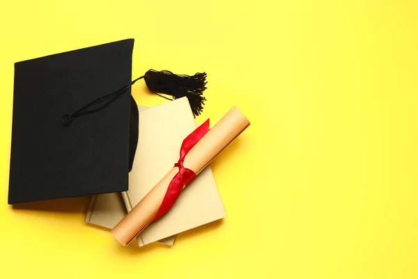 Afstudeerhoed Boeken Diploma Kleur Achtergrond — Stockfoto