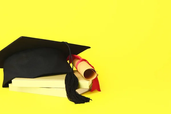 Cappello Laurea Libri Diploma Sfondo Colori — Foto Stock