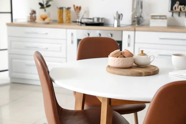 Modern Mutfağın Içindeki Yemek Masası — Stok fotoğraf