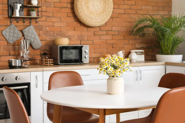 Modern mutfağın içindeki yemek masası.