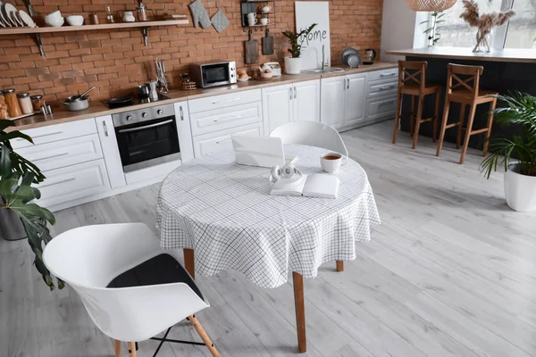 Interior Elegante Cocina Moderna Con Mesa Comedor — Foto de Stock