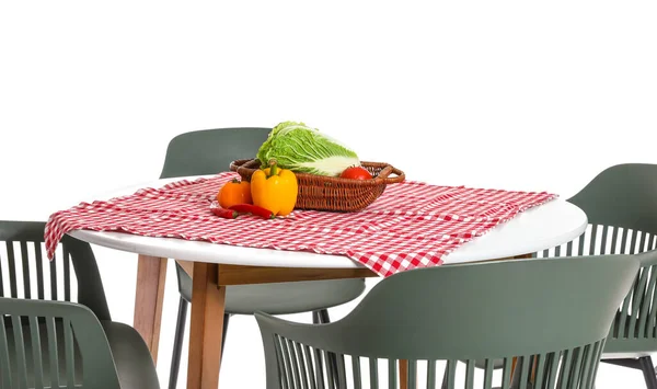 Panier Avec Légumes Frais Sur Table Sur Fond Blanc — Photo