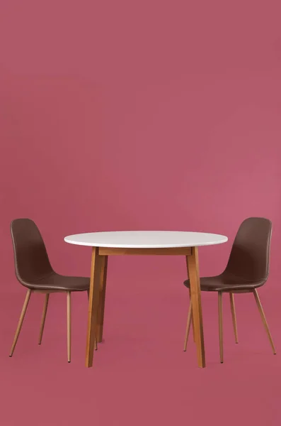 Esstisch Mit Stühlen Auf Farbigem Hintergrund — Stockfoto