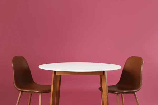 Esstisch Mit Stühlen Auf Farbigem Hintergrund — Stockfoto