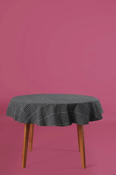 色の背景にテーブルクロス付きのダイニングテーブル — ストック写真