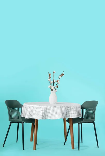 Vase Mit Baumwollblumen Auf Dem Tisch Vor Farbigem Hintergrund — Stockfoto