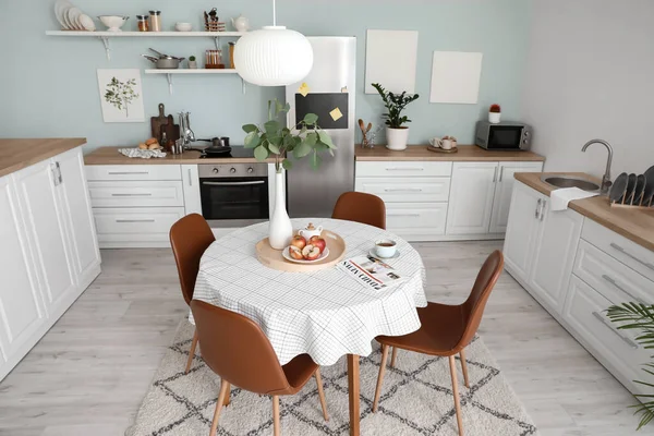 Interior Stylish Modern Kitchen Dining Table — Stock Photo, Image