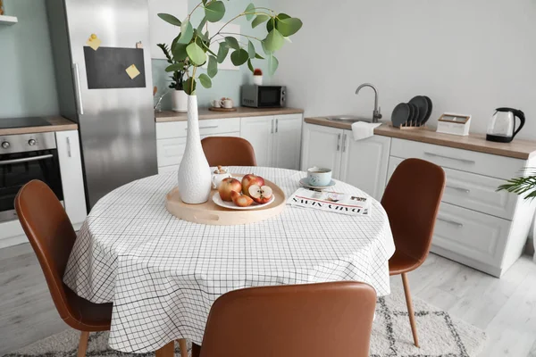 Eettafel Het Interieur Van Moderne Keuken — Stockfoto