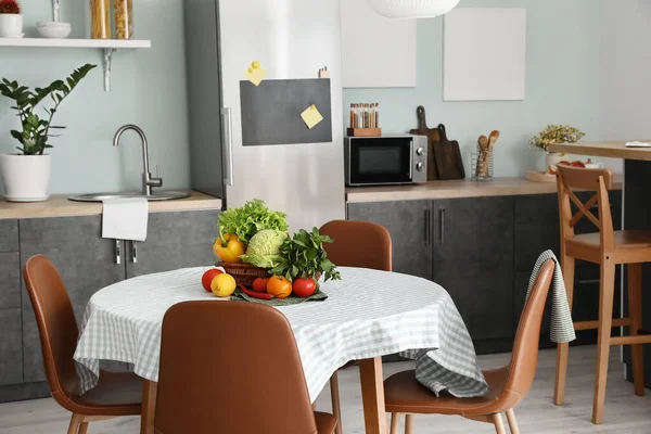 Yemek masası olan modern bir mutfak.