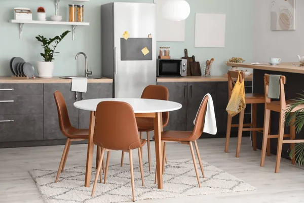 Interieur Van Stijlvolle Moderne Keuken Met Eettafel — Stockfoto