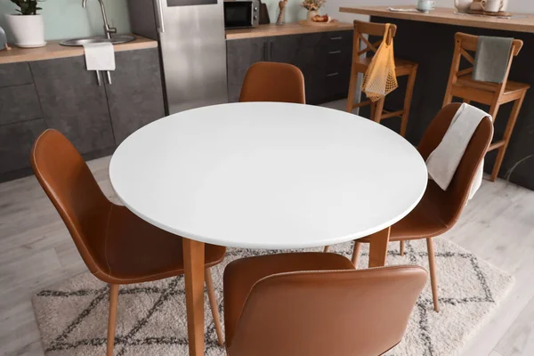 Eettafel Het Interieur Van Moderne Keuken — Stockfoto