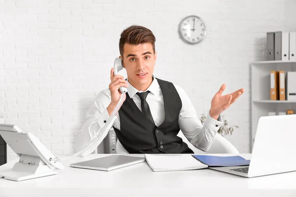 Schöner Junger Geschäftsmann Arbeitet Büro — Stockfoto