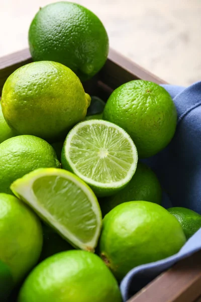 Caja Con Limas Frescas Mesa — Foto de Stock