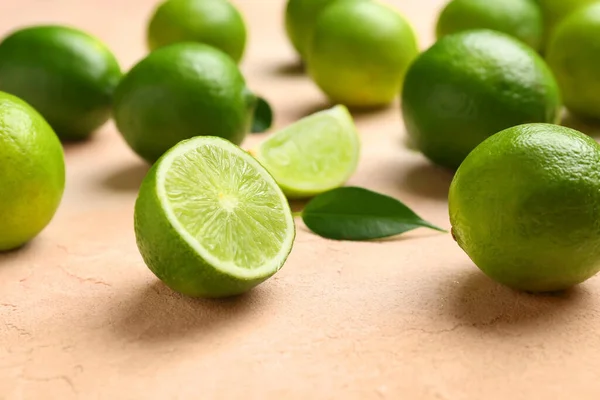 Limas Verdes Frescas Sobre Fondo Color — Foto de Stock