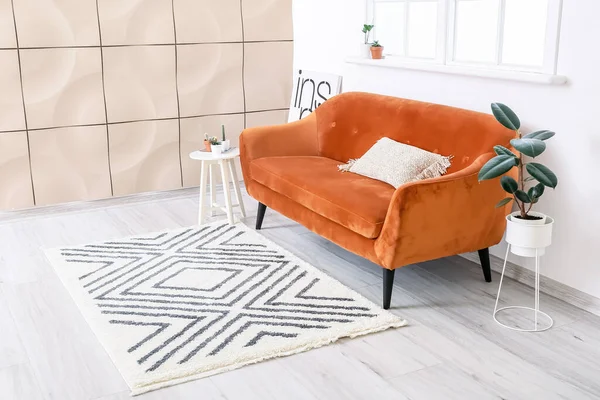 소파와 아름다운 카펫이 현대식 — 스톡 사진