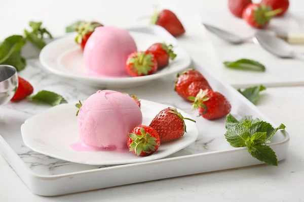 Tasty Strawberry Ice Cream Tray — Stock Photo, Image