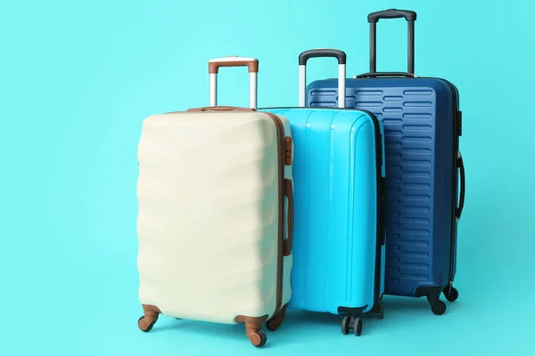 Gepackte Koffer Auf Farbigem Hintergrund Reisekonzept — Stockfoto