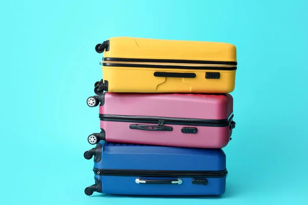 Упакованные Чемоданы Цветном Фоне Концепция Путешествия — стоковое фото