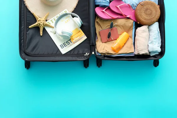 Упакованный Чемодан Пляжными Аксессуарами Цветном Фоне Концепция Путешествия — стоковое фото