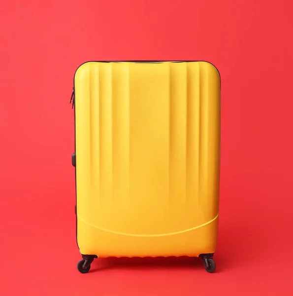 Renkli Arka Planda Paketlenmiş Bavul Seyahat Kavramı — Stok fotoğraf