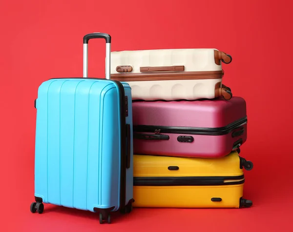 色の背景にパックスーツケース 旅行のコンセプト — ストック写真