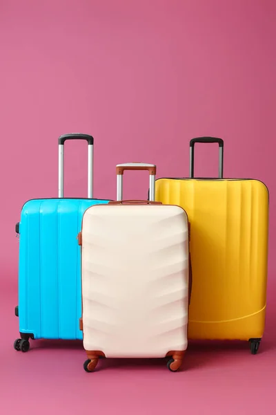 用彩色底色包装的皮箱 旅行概念 — 图库照片