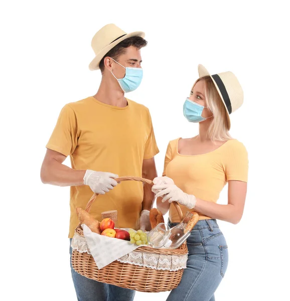 Jong Paar Met Beschermende Maskers Voedsel Voor Picknick Mand Witte — Stockfoto